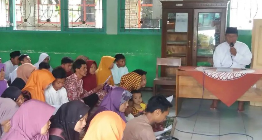 ISTIGHOSAH DAN SUNGKEM ORANG TUA JELANG UJIAN BERHARAP BERKAH DAN ADEM DALAM MELAKSANAKAN UJIAN